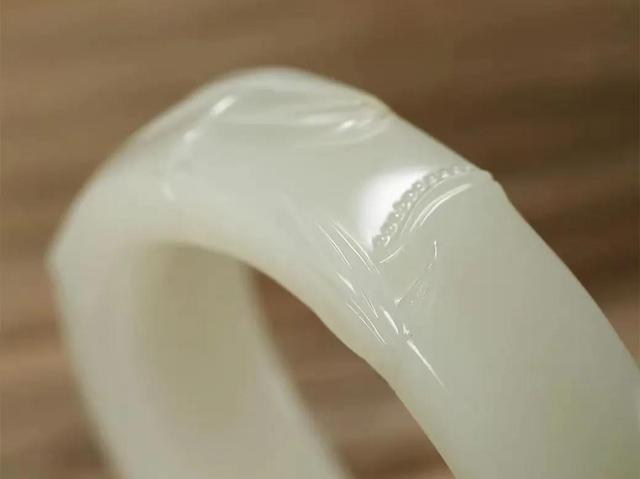 一般的翡翠玉镯子价格,女生佩戴和田玉的禁忌-第2张图片-翡翠网 一般的翡翠玉镯子价格,女生佩戴和田玉的禁忌-第2张图片-翡翠网