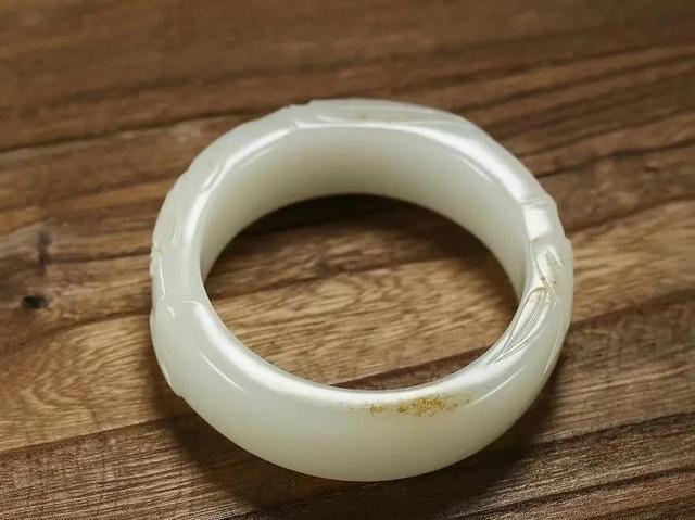 一般的翡翠玉镯子价格,女生佩戴和田玉的禁忌-第3张图片-翡翠网 一般的翡翠玉镯子价格,女生佩戴和田玉的禁忌-第3张图片-翡翠网