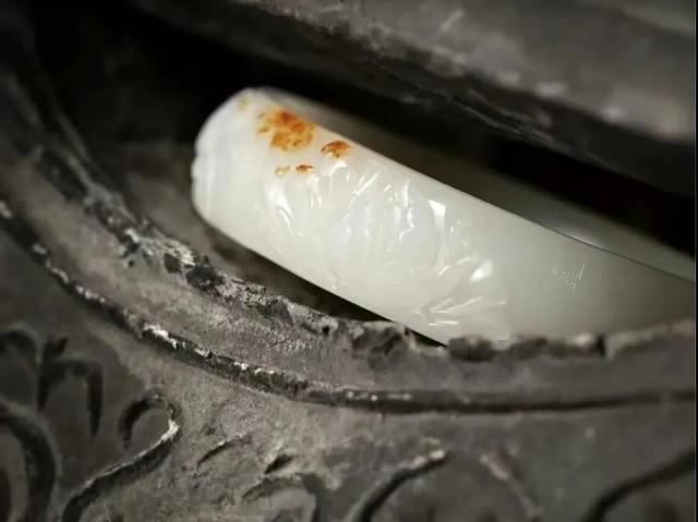 一般的翡翠玉镯子价格,女生佩戴和田玉的禁忌-第8张图片-翡翠网 一般的翡翠玉镯子价格,女生佩戴和田玉的禁忌-第8张图片-翡翠网