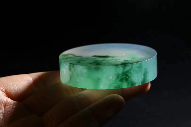 汉代玉器手镯在翡翠中毫无看点的手镯尾料-第1张图片-翡翠网 汉代玉器手镯在翡翠中毫无看点的手镯尾料-第1张图片-翡翠网