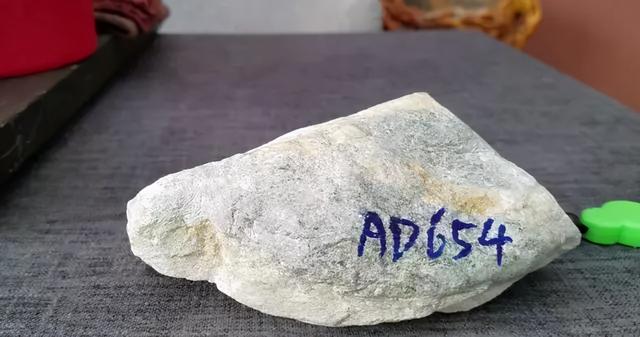 起冰渣的翡翠翡翠原石打灯起冰渣-第1张图片-翡翠网 起冰渣的翡翠翡翠原石打灯起冰渣-第1张图片-翡翠网