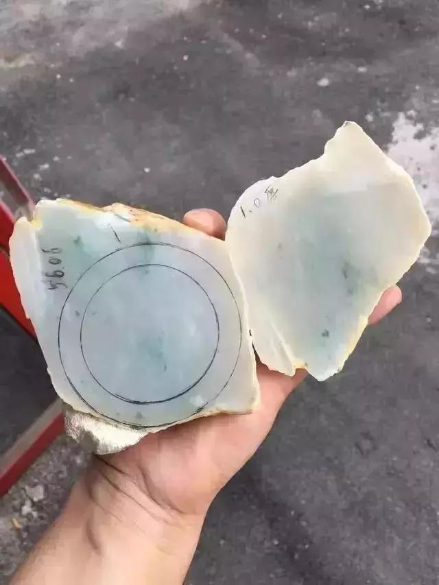 起冰渣的翡翠翡翠原石打灯起冰渣-第6张图片-翡翠网 起冰渣的翡翠翡翠原石打灯起冰渣-第6张图片-翡翠网