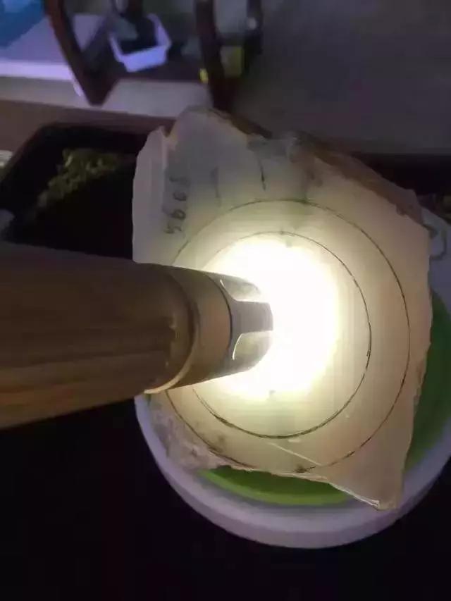 起冰渣的翡翠翡翠原石打灯起冰渣-第7张图片-翡翠网 起冰渣的翡翠翡翠原石打灯起冰渣-第7张图片-翡翠网