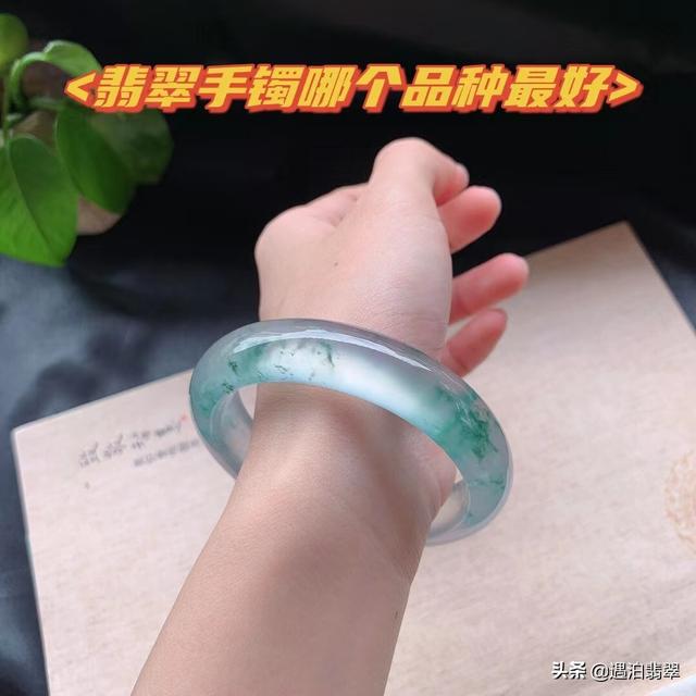 什么翡翠手镯佩戴好看,春带彩翡翠手镯-第2张图片-翡翠网 什么翡翠手镯佩戴好看,春带彩翡翠手镯-第2张图片-翡翠网