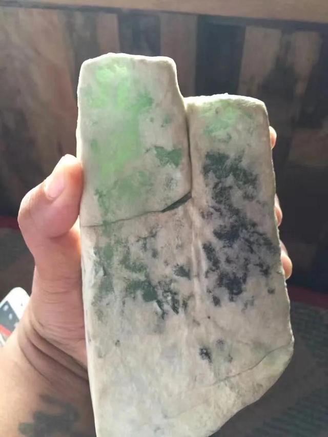 翡翠原石种类有多少种常见的透明石头-第7张图片-翡翠网 翡翠原石种类有多少种常见的透明石头-第7张图片-翡翠网