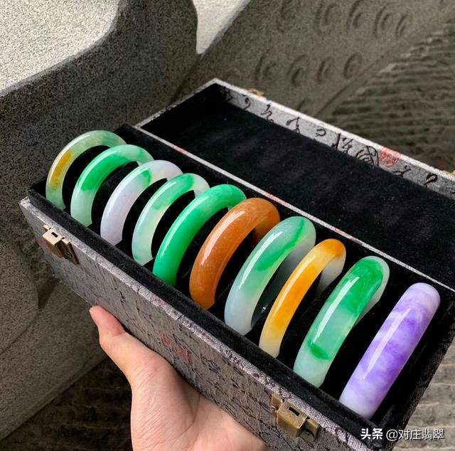 翡翠知识与鉴赏冰种翡翠鉴赏-第2张图片-翡翠网 翡翠知识与鉴赏冰种翡翠鉴赏-第2张图片-翡翠网