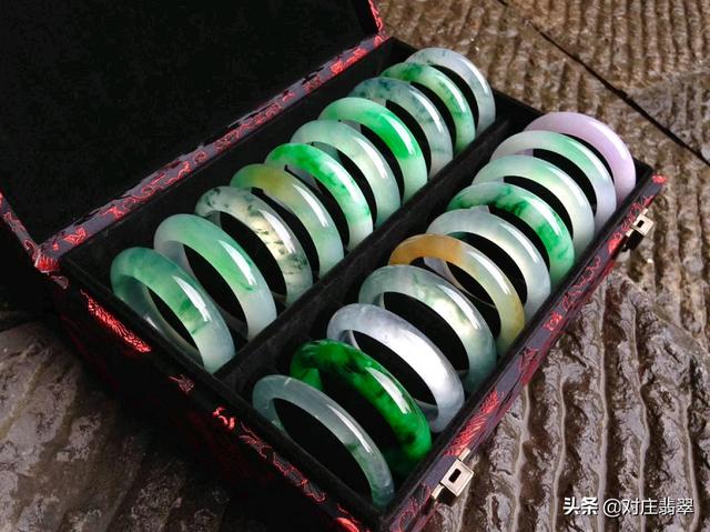 翡翠知识与鉴赏冰种翡翠鉴赏-第4张图片-翡翠网 翡翠知识与鉴赏冰种翡翠鉴赏-第4张图片-翡翠网