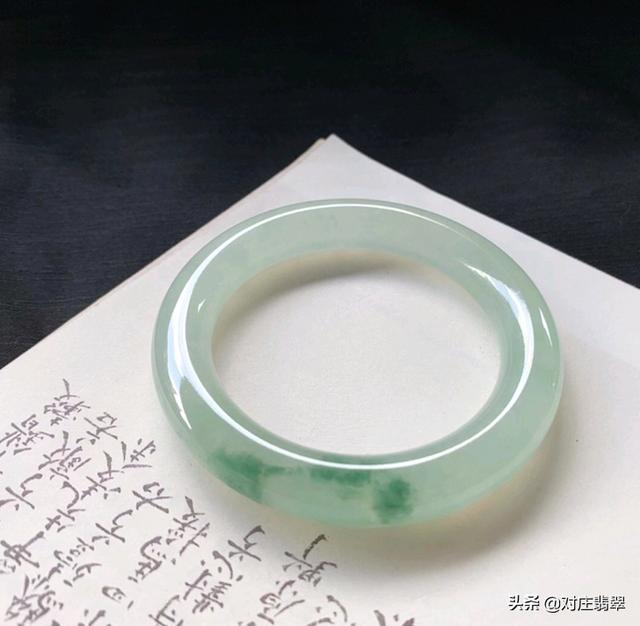 翡翠知识与鉴赏冰种翡翠鉴赏-第7张图片-翡翠网 翡翠知识与鉴赏冰种翡翠鉴赏-第7张图片-翡翠网