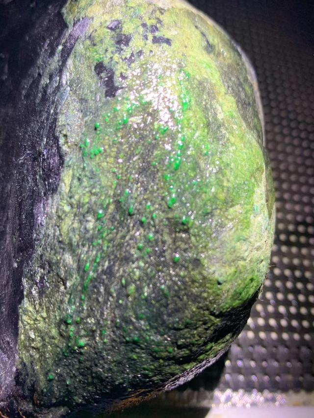 翡翠原石什么场口好,翡翠原石莫湾基部分脱沙-第9张图片-翡翠网 翡翠原石什么场口好,翡翠原石莫湾基部分脱沙-第9张图片-翡翠网