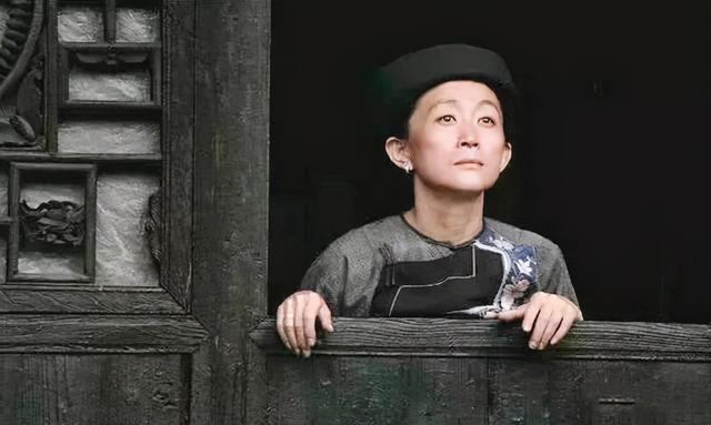 翡翠雕花手镯有洞吗,翡翠手镯怎么挑-第1张图片-翡翠网