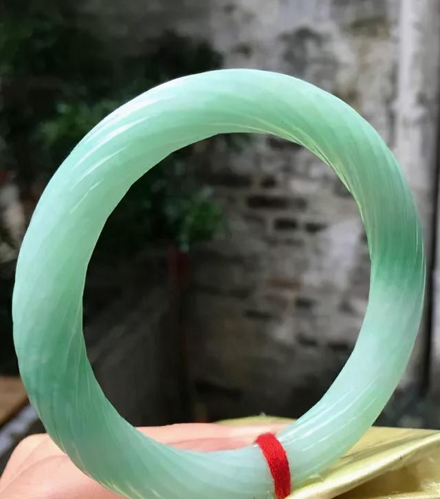 翡翠雕花手镯有洞吗,翡翠手镯怎么挑-第7张图片-翡翠网