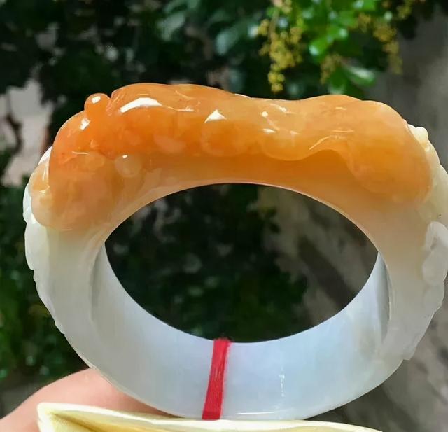翡翠雕花手镯有洞吗,翡翠手镯怎么挑-第8张图片-翡翠网