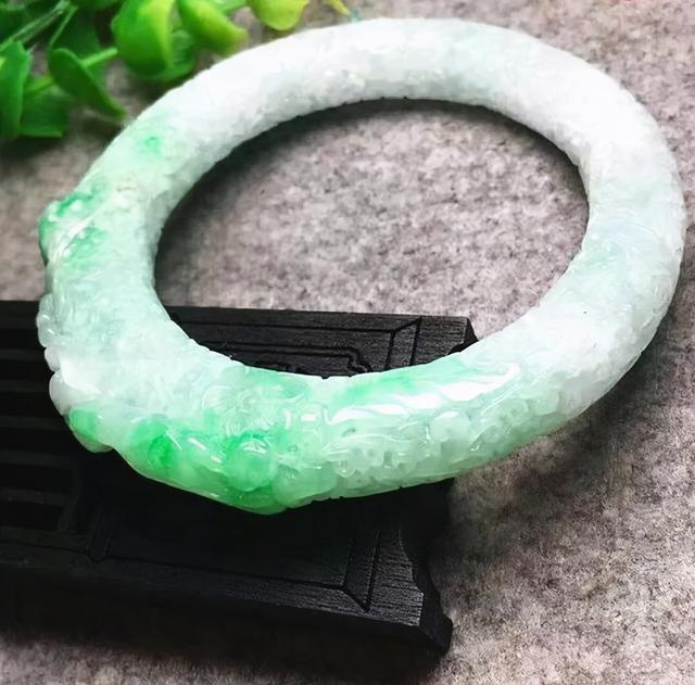 翡翠雕花手镯有洞吗,翡翠手镯怎么挑-第9张图片-翡翠网
