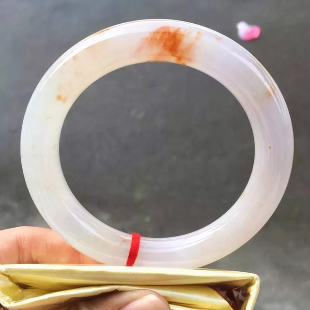 翡翠雕花手镯有洞吗,翡翠手镯怎么挑-第12张图片-翡翠网