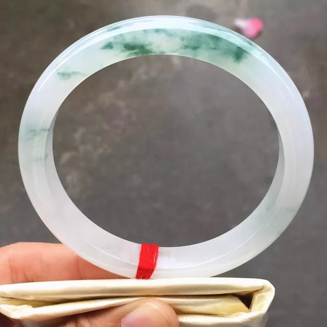 翡翠雕花手镯有洞吗,翡翠手镯怎么挑-第14张图片-翡翠网