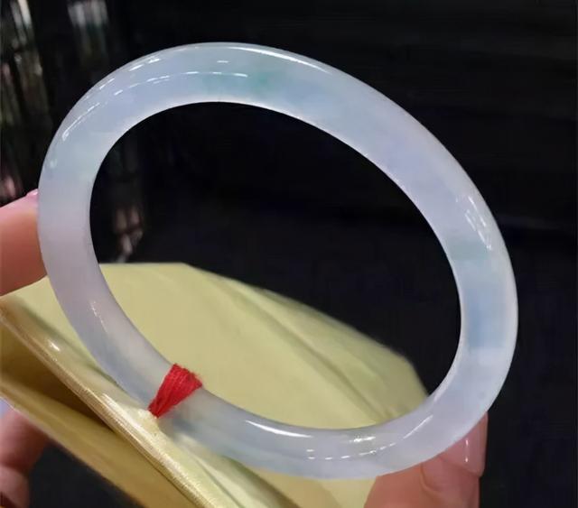 翡翠雕花手镯有洞吗,翡翠手镯怎么挑-第16张图片-翡翠网