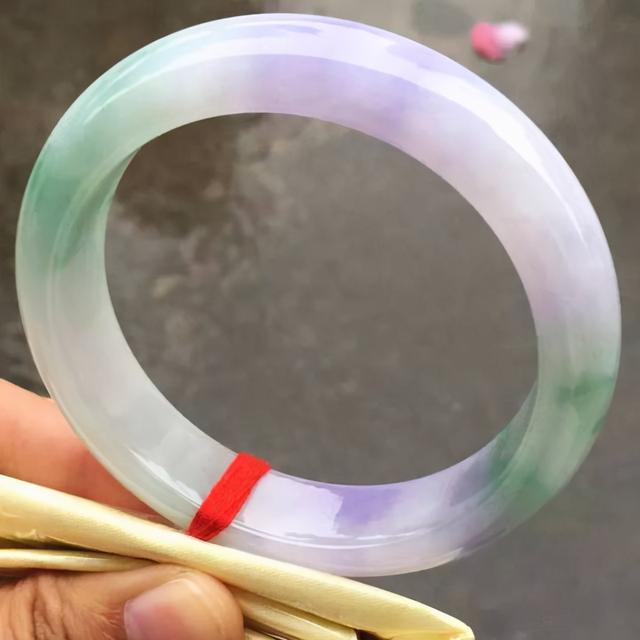 翡翠雕花手镯有洞吗,翡翠手镯怎么挑-第19张图片-翡翠网