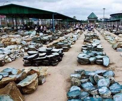 绿色危料翡翠危料蓝水翡翠挂件价格-第2张图片-翡翠网 绿色危料翡翠危料蓝水翡翠挂件价格-第2张图片-翡翠网