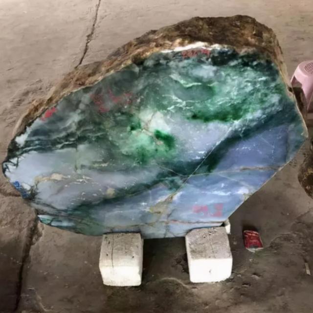 什么是翡翠原石,最贵翡翠原石图-第2张图片-翡翠网 什么是翡翠原石,最贵翡翠原石图-第2张图片-翡翠网