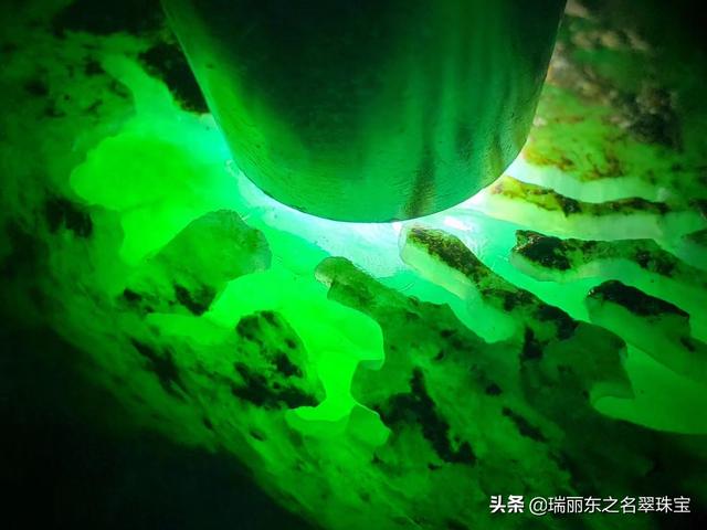 翡翠原石黄泥皮壳特点翡翠原石解析-第5张图片-翡翠网 翡翠原石黄泥皮壳特点翡翠原石解析-第5张图片-翡翠网