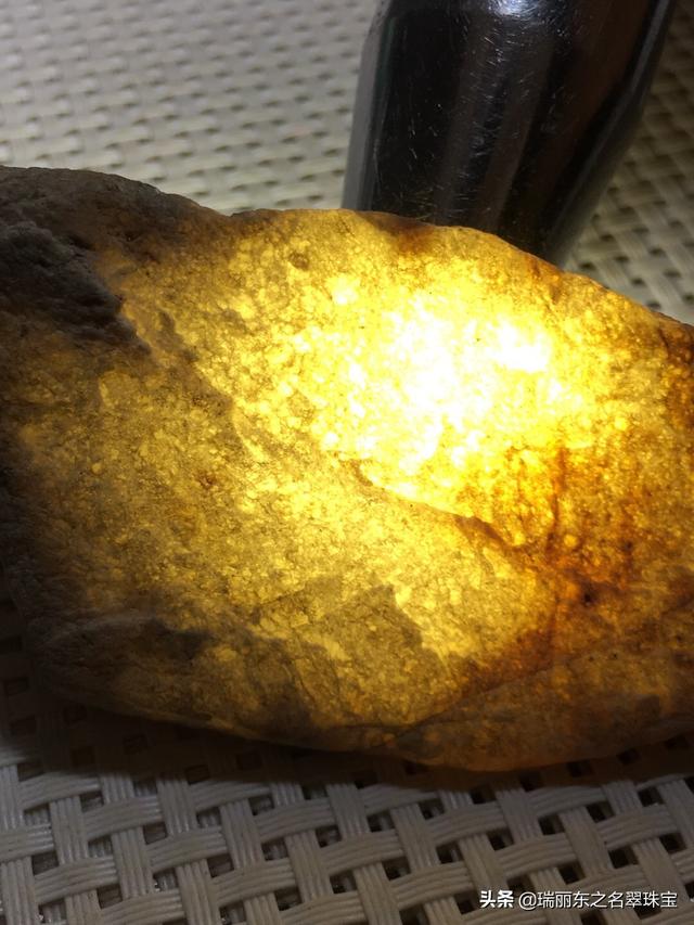 翡翠原石黄泥皮壳特点翡翠原石解析-第6张图片-翡翠网 翡翠原石黄泥皮壳特点翡翠原石解析-第6张图片-翡翠网