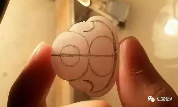 佩戴翡翠观音手镯,冰种翡翠手镯-第14张图片-翡翠网