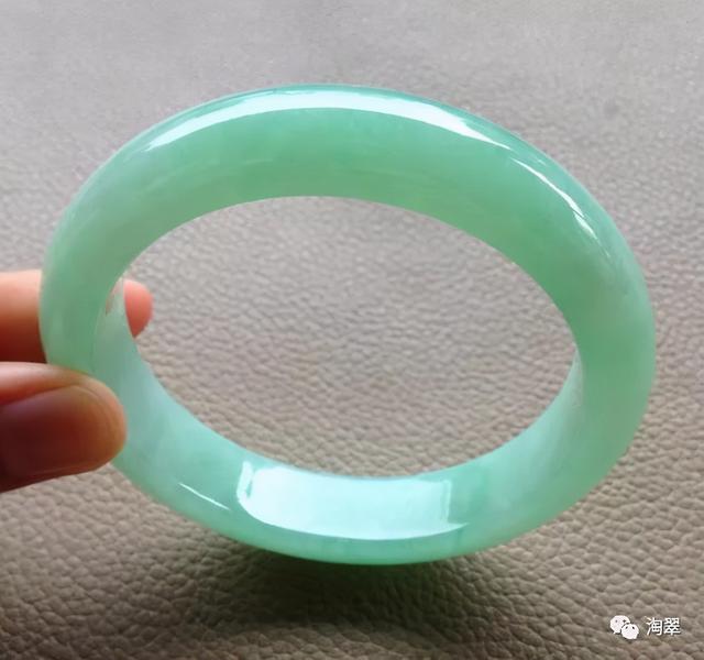 糯种苹果绿翡翠价格,苹果绿翡翠贵吗-第1张图片-翡翠网 糯种苹果绿翡翠价格,苹果绿翡翠贵吗-第1张图片-翡翠网