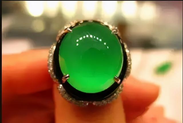 糯种苹果绿翡翠价格,苹果绿翡翠贵吗-第3张图片-翡翠网 糯种苹果绿翡翠价格,苹果绿翡翠贵吗-第3张图片-翡翠网