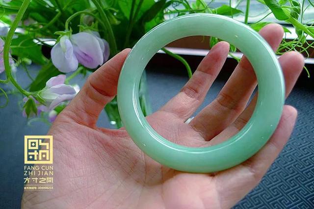 糯种苹果绿翡翠价格,苹果绿翡翠贵吗-第4张图片-翡翠网 糯种苹果绿翡翠价格,苹果绿翡翠贵吗-第4张图片-翡翠网