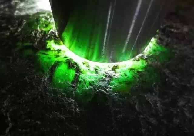 翡翠白皮原石怎么切绿,翡翠原石有几种-第3张图片-翡翠网 翡翠白皮原石怎么切绿,翡翠原石有几种-第3张图片-翡翠网