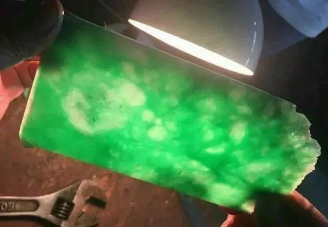 翡翠白皮原石怎么切绿,翡翠原石有几种-第4张图片-翡翠网 翡翠白皮原石怎么切绿,翡翠原石有几种-第4张图片-翡翠网