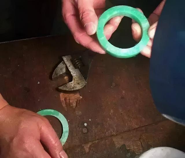 翡翠白皮原石怎么切绿,翡翠原石有几种-第6张图片-翡翠网 翡翠白皮原石怎么切绿,翡翠原石有几种-第6张图片-翡翠网