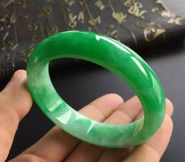 翡翠白皮原石怎么切绿,翡翠原石有几种-第7张图片-翡翠网 翡翠白皮原石怎么切绿,翡翠原石有几种-第7张图片-翡翠网