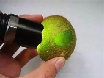 翡翠的原石在哪里翡翠原石老董-第3张图片-翡翠网 翡翠的原石在哪里翡翠原石老董-第3张图片-翡翠网