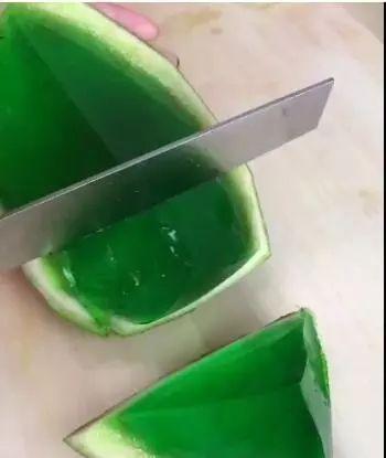 翡翠的原石在哪里翡翠原石老董-第17张图片-翡翠网 翡翠的原石在哪里翡翠原石老董-第17张图片-翡翠网