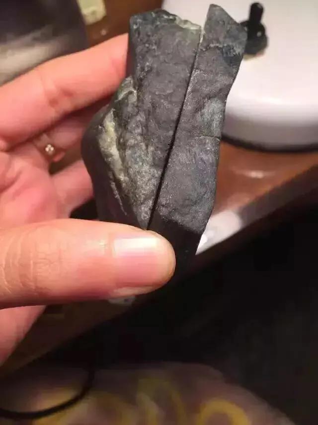 什么是黑乌沙翡翠原石,黑乌沙翡翠原石切开-第2张图片-翡翠网 什么是黑乌沙翡翠原石,黑乌沙翡翠原石切开-第2张图片-翡翠网