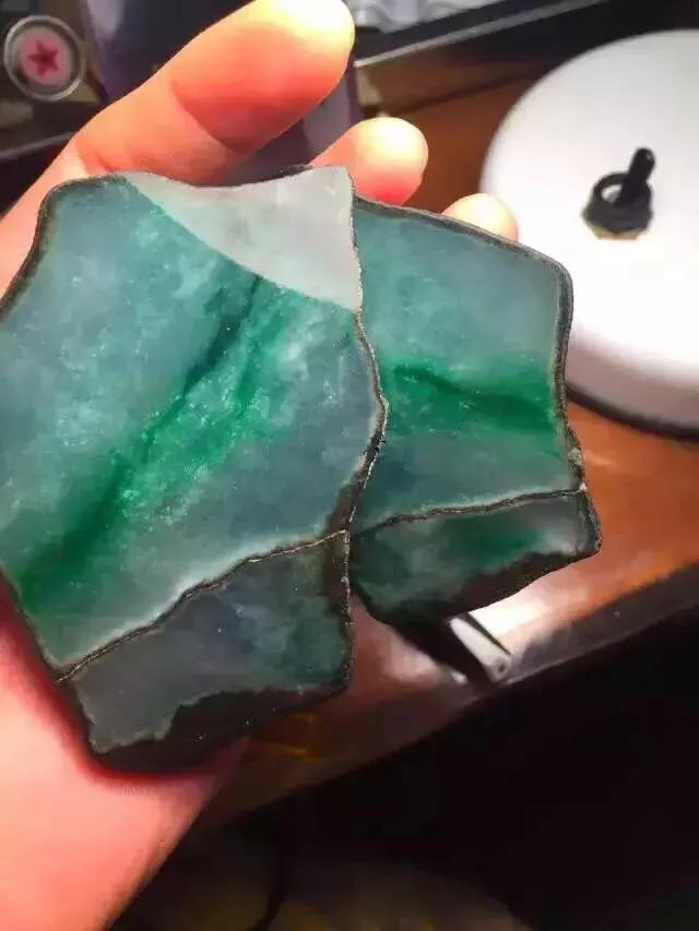 什么是黑乌沙翡翠原石,黑乌沙翡翠原石切开-第3张图片-翡翠网 什么是黑乌沙翡翠原石,黑乌沙翡翠原石切开-第3张图片-翡翠网