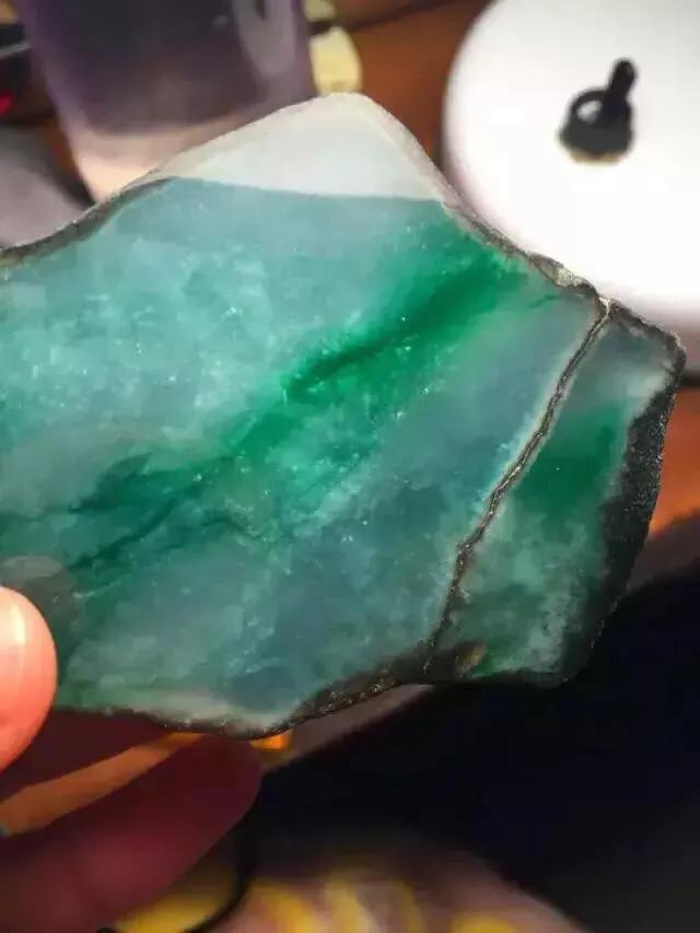 什么是黑乌沙翡翠原石,黑乌沙翡翠原石切开-第4张图片-翡翠网 什么是黑乌沙翡翠原石,黑乌沙翡翠原石切开-第4张图片-翡翠网