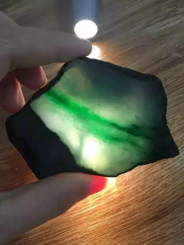 什么是黑乌沙翡翠原石,黑乌沙翡翠原石切开-第5张图片-翡翠网 什么是黑乌沙翡翠原石,黑乌沙翡翠原石切开-第5张图片-翡翠网