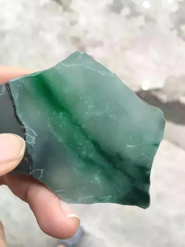 什么是黑乌沙翡翠原石,黑乌沙翡翠原石切开-第6张图片-翡翠网 什么是黑乌沙翡翠原石,黑乌沙翡翠原石切开-第6张图片-翡翠网