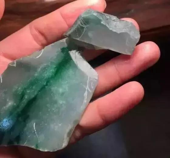 什么是黑乌沙翡翠原石,黑乌沙翡翠原石切开-第7张图片-翡翠网 什么是黑乌沙翡翠原石,黑乌沙翡翠原石切开-第7张图片-翡翠网