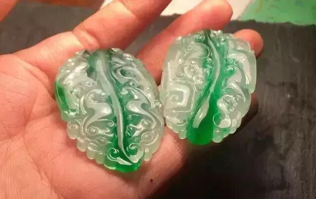 什么是黑乌沙翡翠原石,黑乌沙翡翠原石切开-第9张图片-翡翠网 什么是黑乌沙翡翠原石,黑乌沙翡翠原石切开-第9张图片-翡翠网