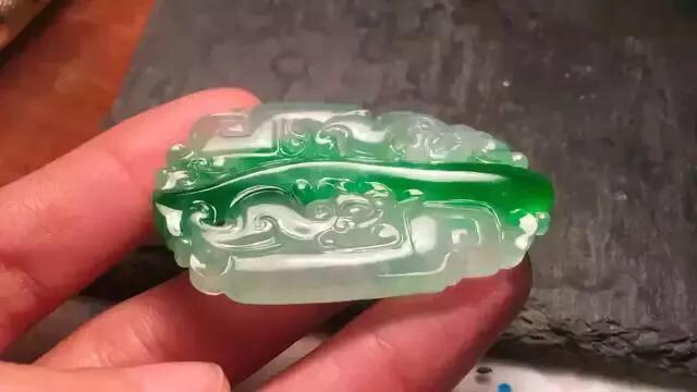 什么是黑乌沙翡翠原石,黑乌沙翡翠原石切开-第11张图片-翡翠网 什么是黑乌沙翡翠原石,黑乌沙翡翠原石切开-第11张图片-翡翠网