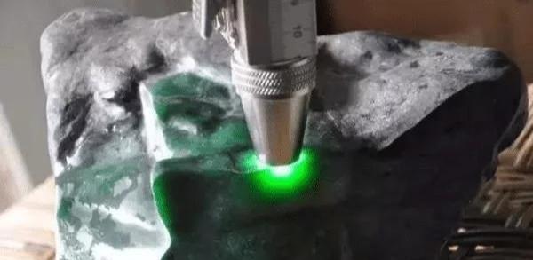 西双版纳翡翠原石,西双版纳翡翠价格如何-第1张图片-翡翠网