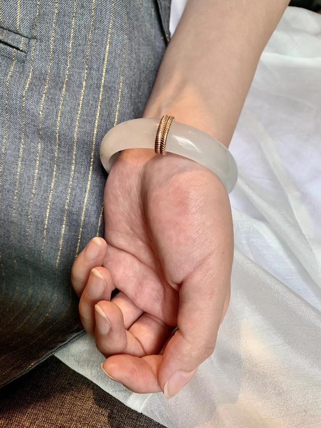 翡翠手镯挡裂方法,买了个翡翠手镯有裂痕-第12张图片-翡翠网 翡翠手镯挡裂方法,买了个翡翠手镯有裂痕-第12张图片-翡翠网