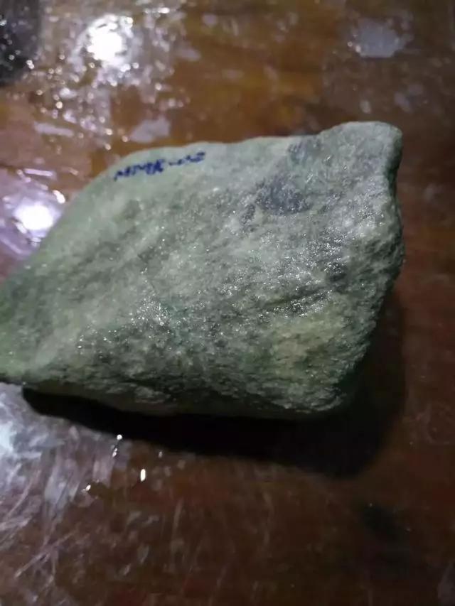 翡翠原石的价位,低价甩卖翡翠原石-第2张图片-翡翠网 翡翠原石的价位,低价甩卖翡翠原石-第2张图片-翡翠网