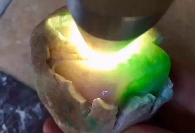 翡翠手饰原石视频,翡翠原石比成品贵-第1张图片-翡翠网