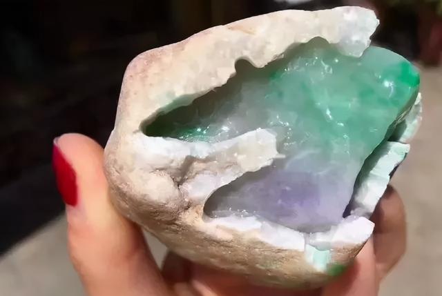 翡翠手饰原石视频,翡翠原石比成品贵-第2张图片-翡翠网