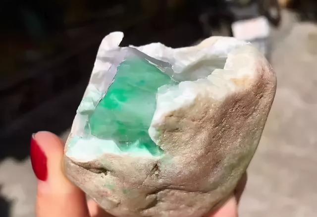 翡翠手饰原石视频,翡翠原石比成品贵-第3张图片-翡翠网