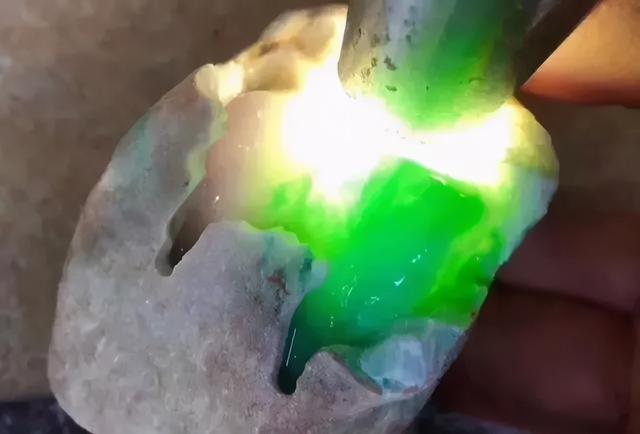 翡翠手饰原石视频,翡翠原石比成品贵-第4张图片-翡翠网